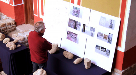 Präsentation des Weihedenkmals (Quelle: Förderverein Römisches Freilichtmuseum Hechingen-Stein)