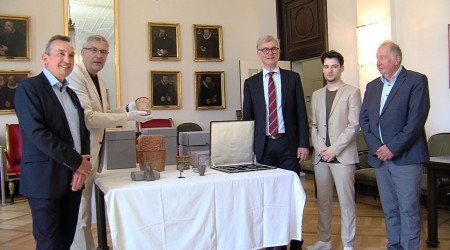 Übergabe der Artefakte an die Uni Tübingen Foto: RTF.1